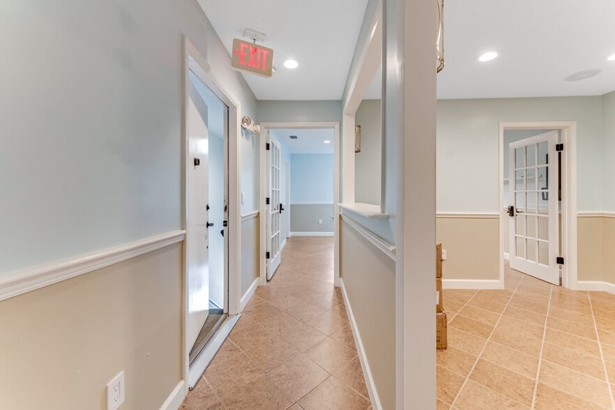 More Photos Of 555 W Granada Blvd, Ormond Beach Loft Creative Space For Sale