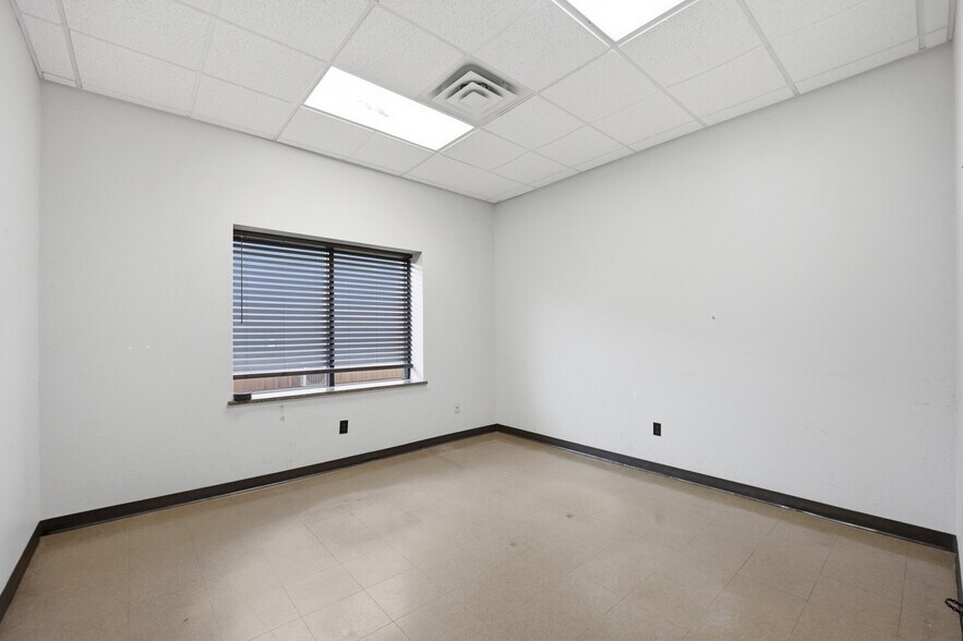 More Photos Of 416 NE 145th Pl, Edmond Warehouse For Lease