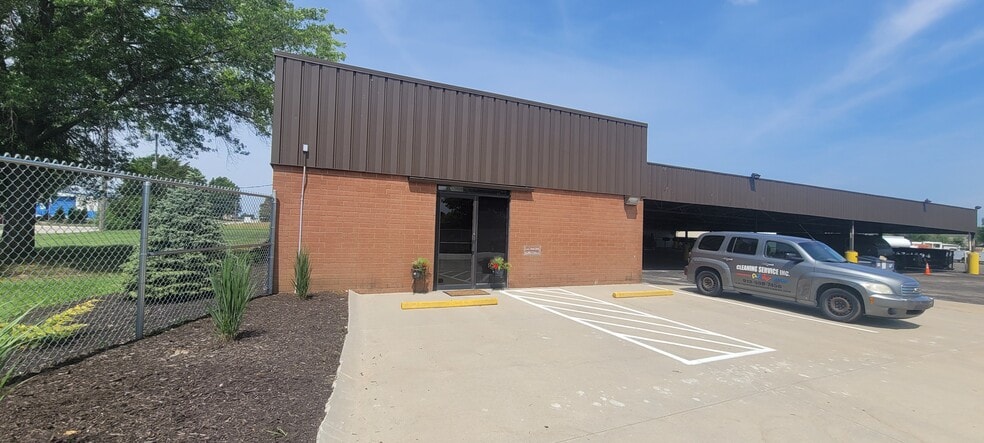 More Photos Of 1904 E Spruce St, Olathe Warehouse For Lease