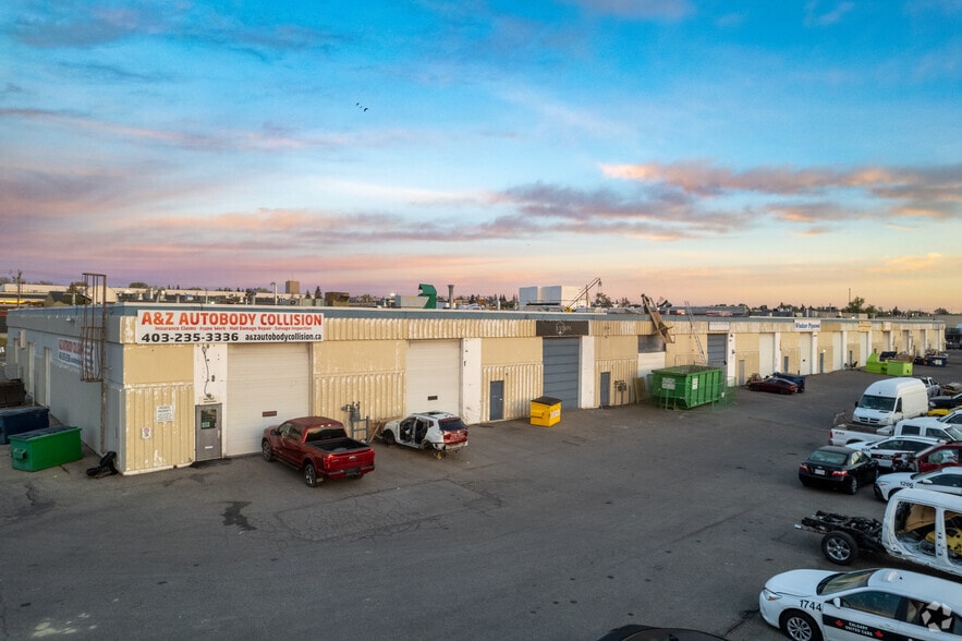 More Photos Of 700 33rd St NE, Calgary Light Distribution For Lease