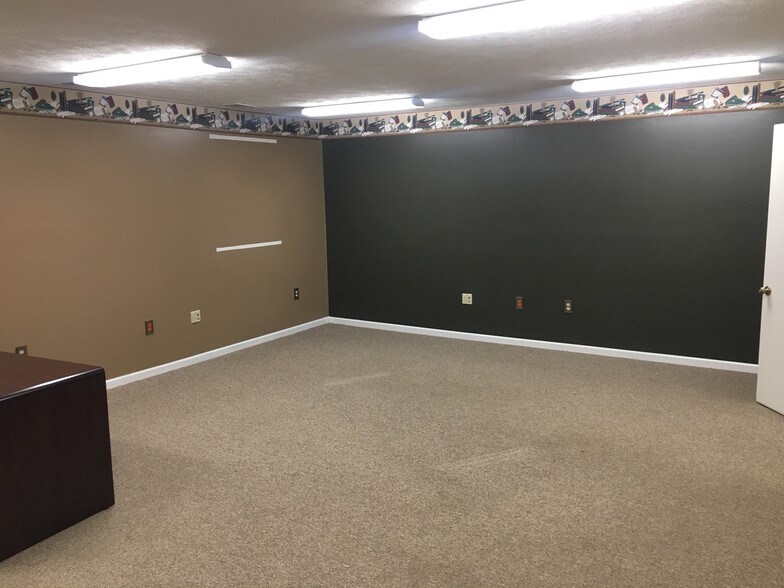 More Photos Of 903 Constitution Blvd, Beaver Falls Office For Lease