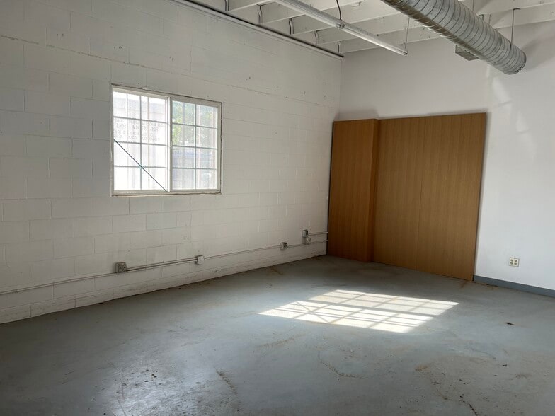 More Photos Of 3904 S Broadway, Los Angeles Warehouse For Lease