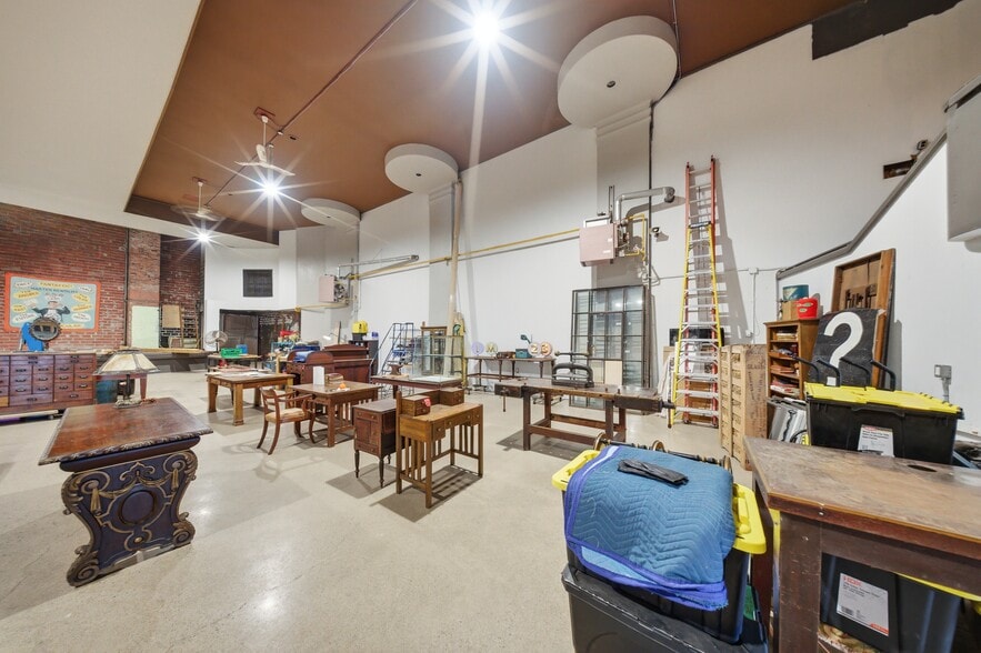 More Photos Of 195 Ottawa St N, Hamilton Storefront For Sale