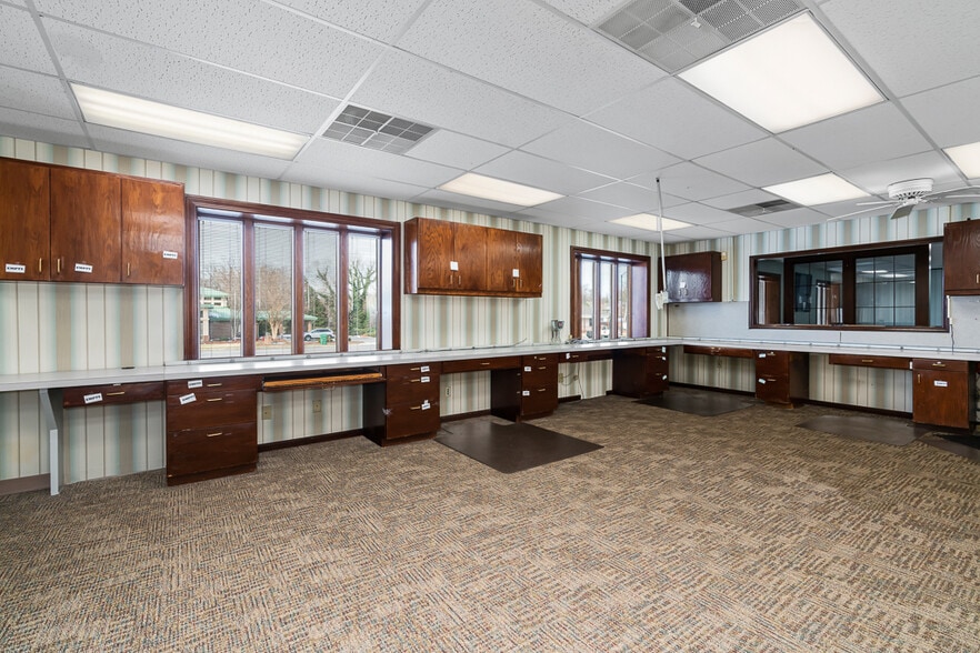 More Photos Of 810 Lindsay St, High Point Medical For Sale