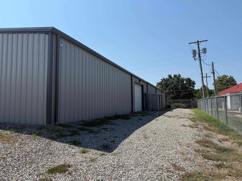 More Photos Of 1705 W Walnut St, Paris Industrial For Lease
