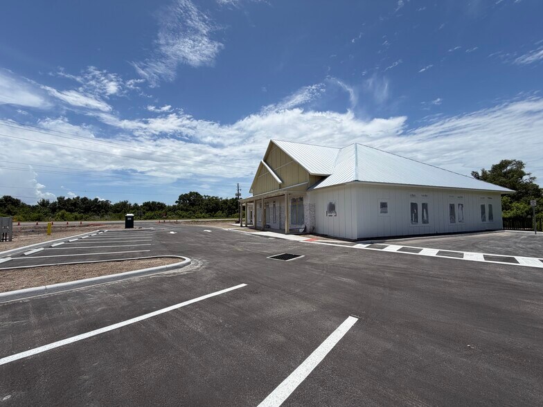 More Photos Of 6642 Big Bend Rd, Gibsonton Office For Lease