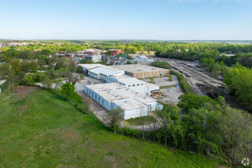 More Photos Of 800-810 E 10th St, Lawrence Flex For Sale