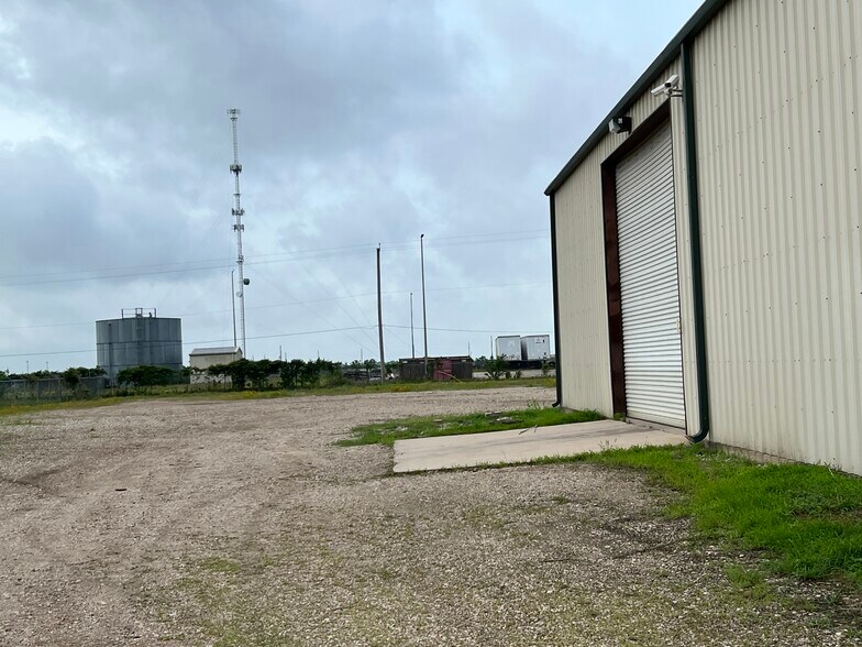 More Photos Of 3318 Dwayne Rd, Rosharon Warehouse For Lease