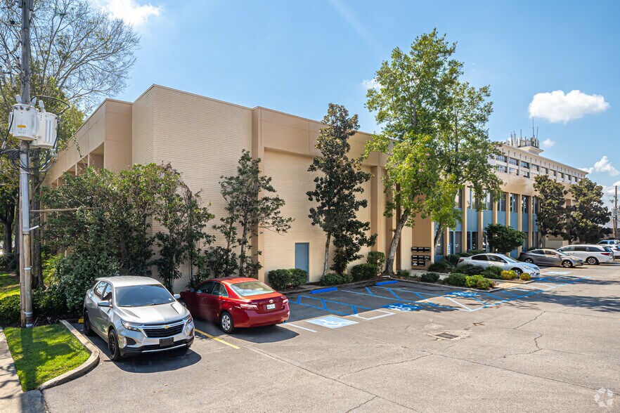More Photos Of 2200 Veterans Memorial Blvd, Kenner Office For Lease