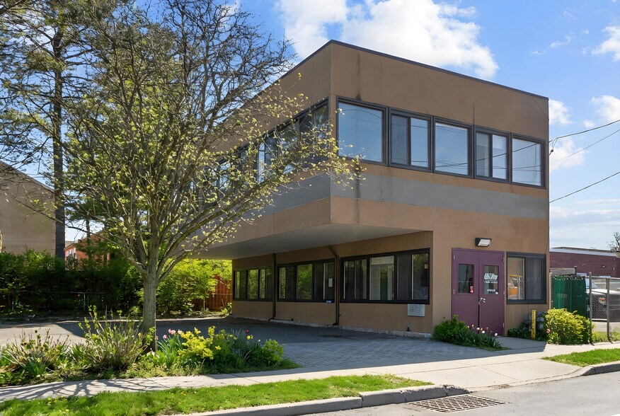 More Photos Of 104 Harbor Rd, Port Washington Office For Lease