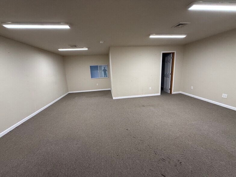 More Photos Of 130 Lenox Ave, Stamford Warehouse For Lease