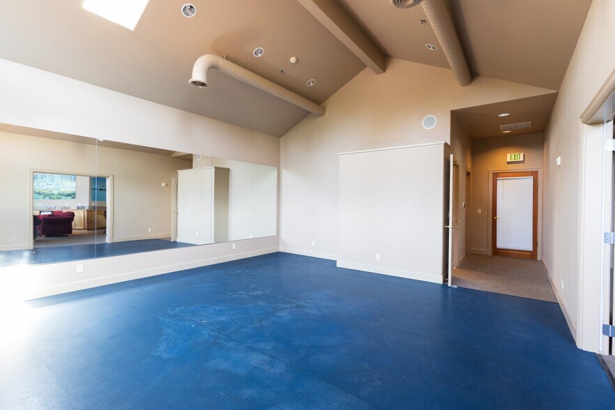 More Photos Of 360 Knechtel Way NE, Bainbridge Island Apartments For Sale