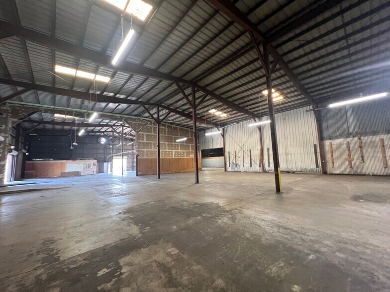 More Photos Of 5705 E Hanna Ave, Tampa Warehouse For Lease