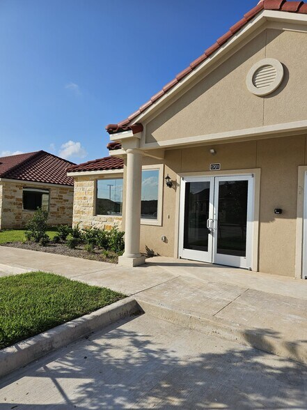 More Photos Of 7070 Knights Ct, Missouri City Medical For Sale