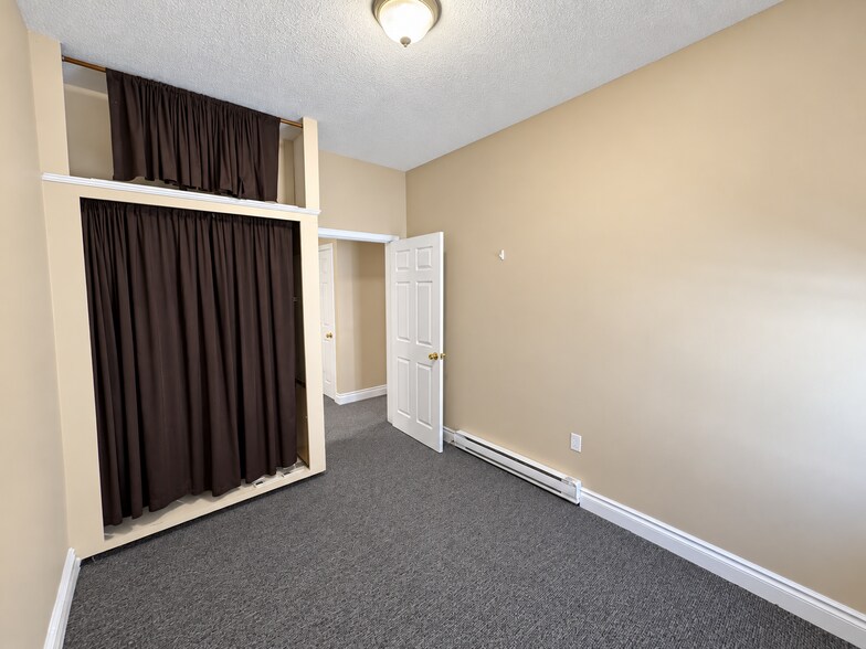 More Photos Of 43 Worsley St, Barrie Office Residential For Lease