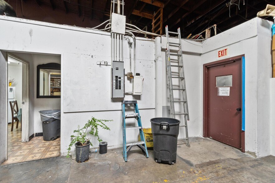 More Photos Of 6310 Corsair St, Commerce Manufacturing For Sale