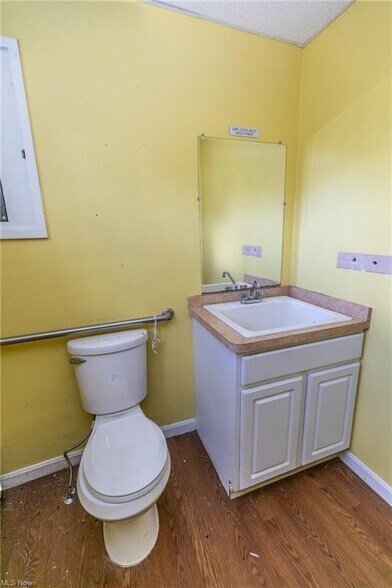 More Photos Of 899 S Canton Rd, Akron Light Distribution For Sale