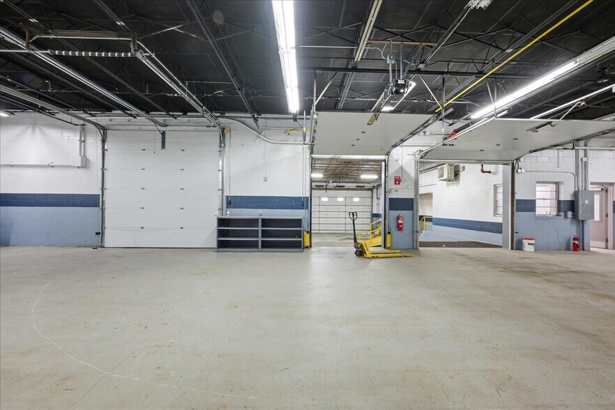 More Photos Of 173 Cross Rd, Waterford Auto Repair For Lease