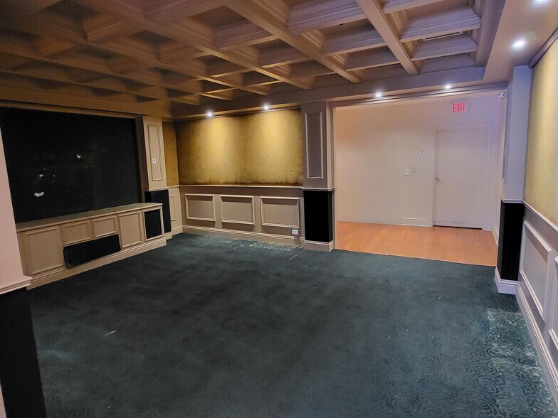 More Photos Of 1076 Business Ln, Naples Showroom For Sale