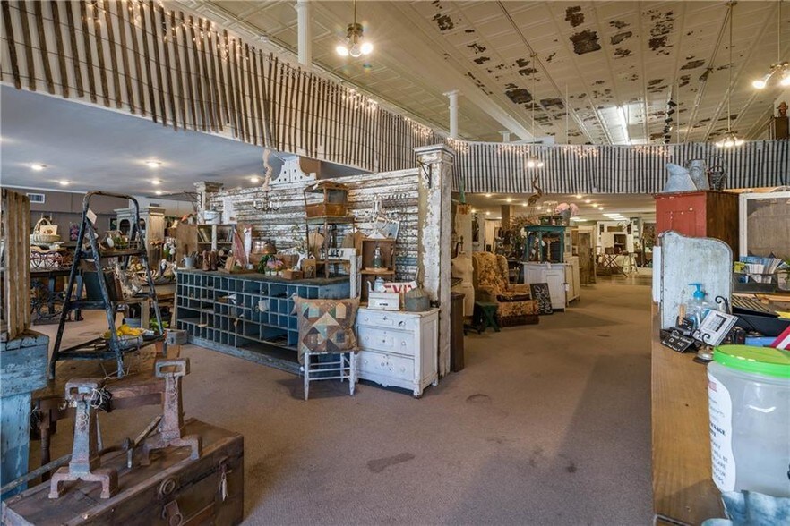 More Photos Of 306 W Main St, Denison Storefront For Sale