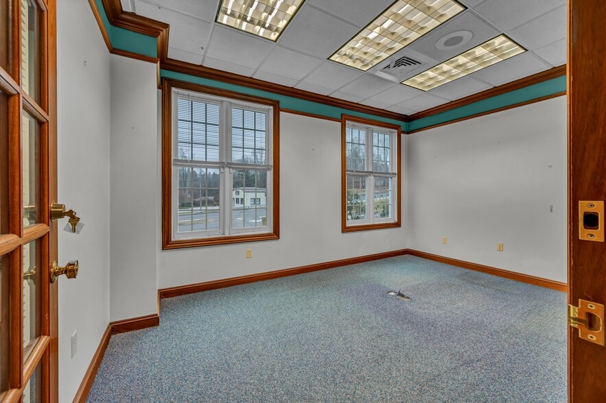 More Photos Of 11 Mile Hill Rd, Newtown Office For Lease