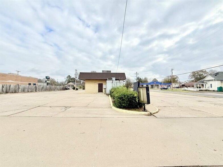 More Photos Of 1103 N Arkansas Ave, Russellville Freestanding For Sale