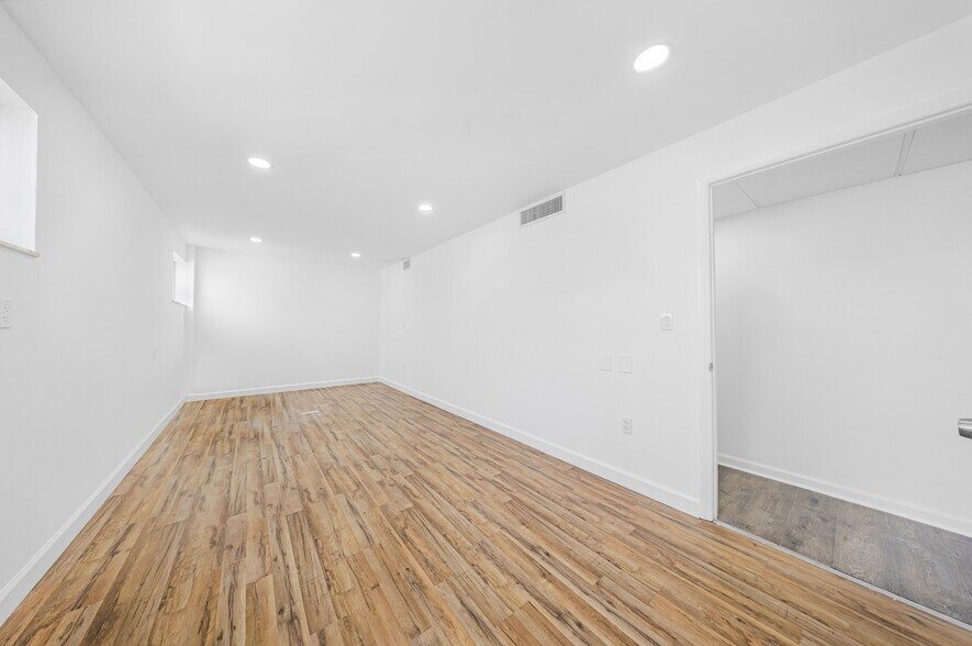 More Photos Of 7550 W 2nd Ct, Hialeah Warehouse For Lease