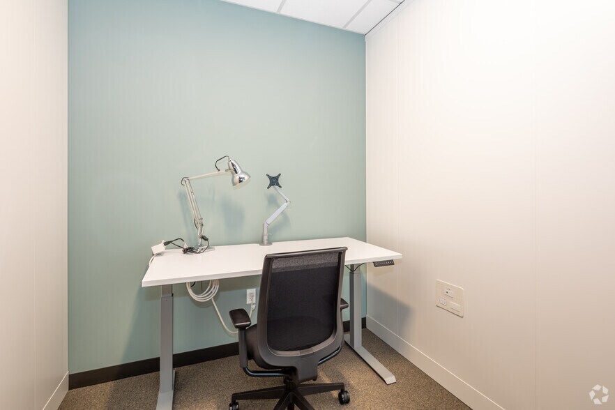 More Photos Of 110 N Wacker Dr, Chicago Coworking Space