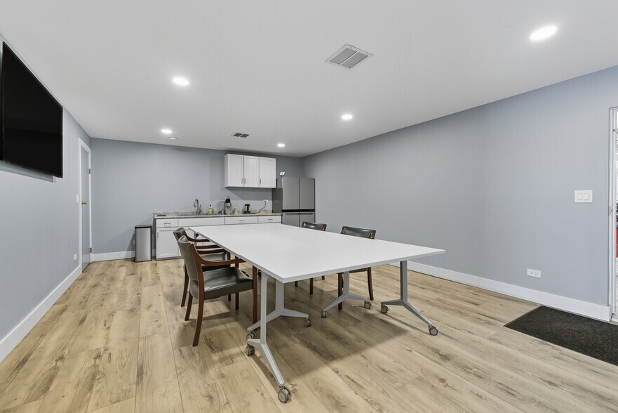 More Photos Of 801 W Grant Hwy, Marengo Showroom For Lease