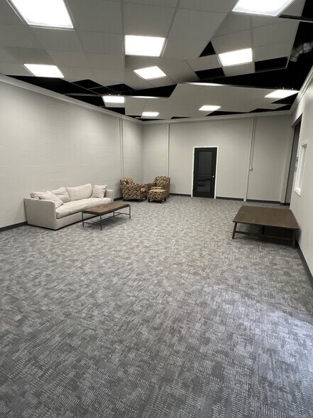 More Photos Of 5858 Thunderbird Rd, Indianapolis Warehouse For Lease