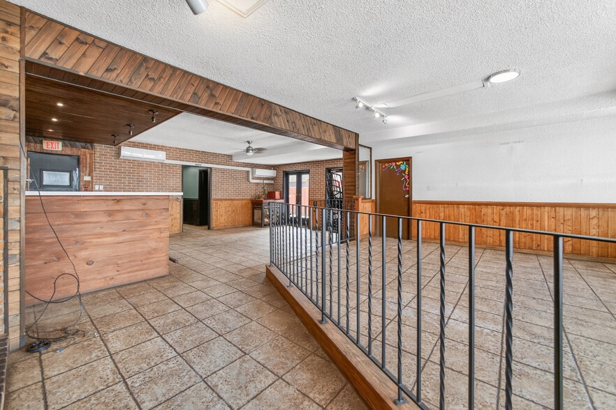 More Photos Of 277 Queen St S, Mississauga Storefront Retail Residential For Lease