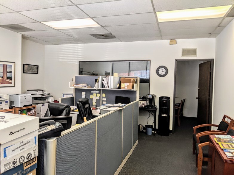 More Photos Of 22024 Lassen St, Chatsworth Office For Sale