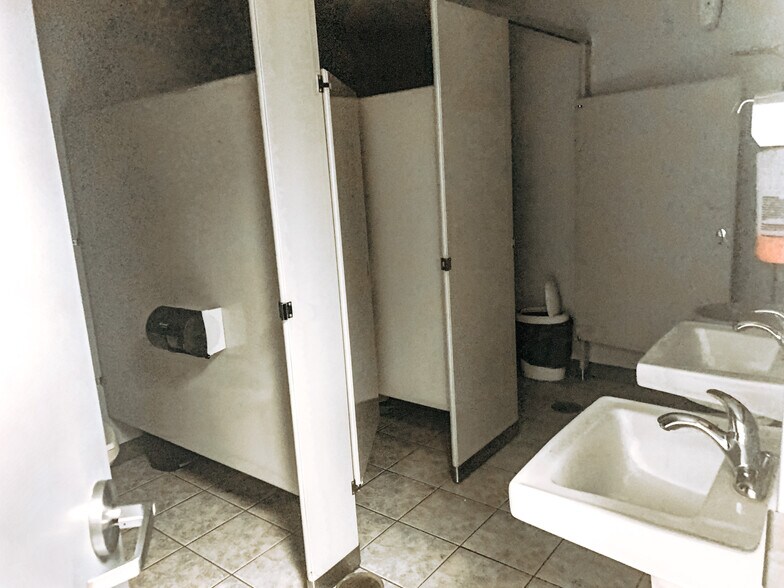 More Photos Of 271 E North Ave, Glendale Heights Freestanding For Sale