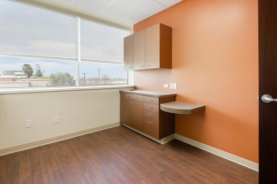 More Photos Of 5000 Commerce Dr, Bakersfield Medical For Sale