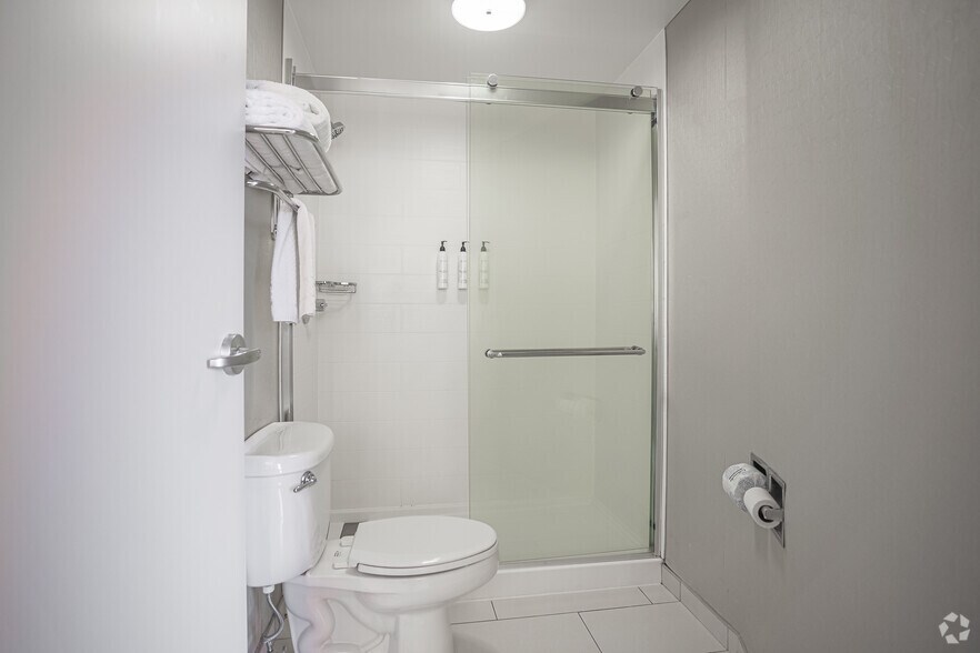 More Photos Of 450 Center Dr, Grand Rapids Hotel For Sale