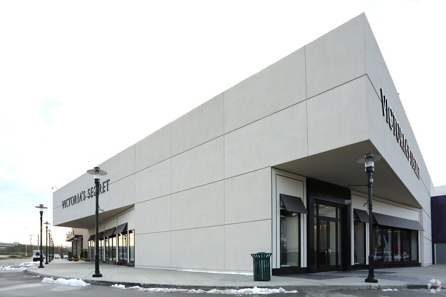 More Photos Of 5000 Shelbyville Rd, Louisville Freestanding For Lease