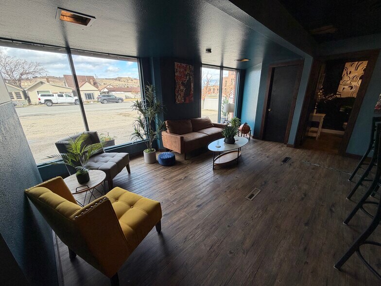 More Photos Of 1111 E Park Ave, Anaconda Restaurant For Sale