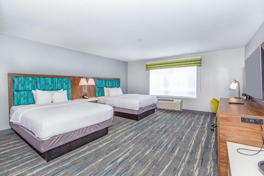 More Photos Of 2700 Green Oaks Rd, Fort Worth Hotel For Sale