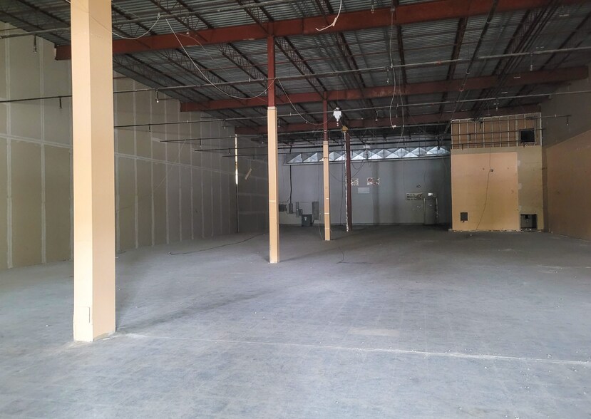 More Photos Of 6253-6261 Des Laurentides Boul, Laval General Retail For Lease