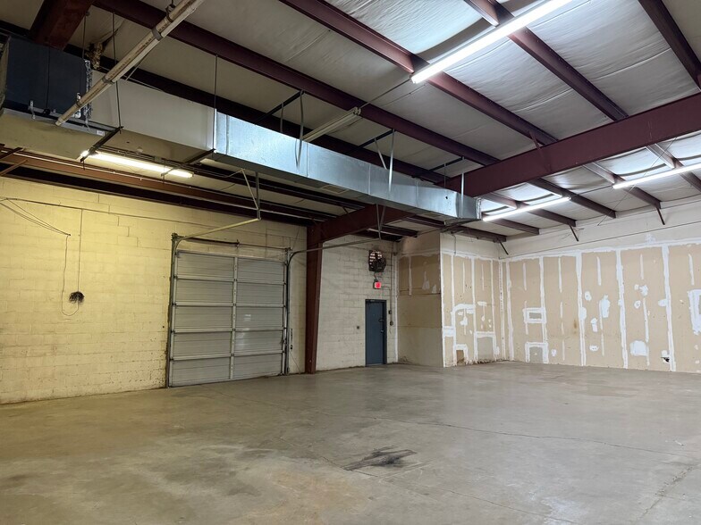 More Photos Of 4200 Lamar Ave, Memphis Warehouse For Lease