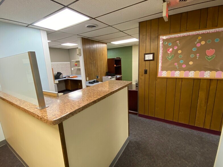 More Photos Of 404 W Rolla Rd, Salem Office For Sale