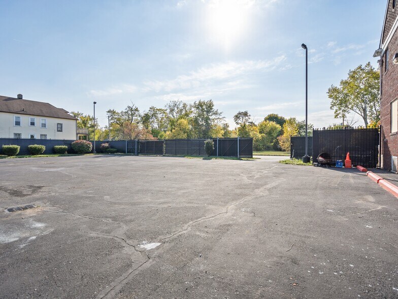 More Photos Of 2670 Chalmers St, Detroit Office For Sale