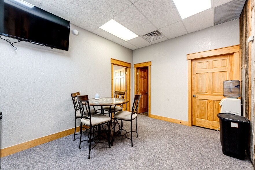 More Photos Of 228 Comanche St, Kiowa Office For Sale