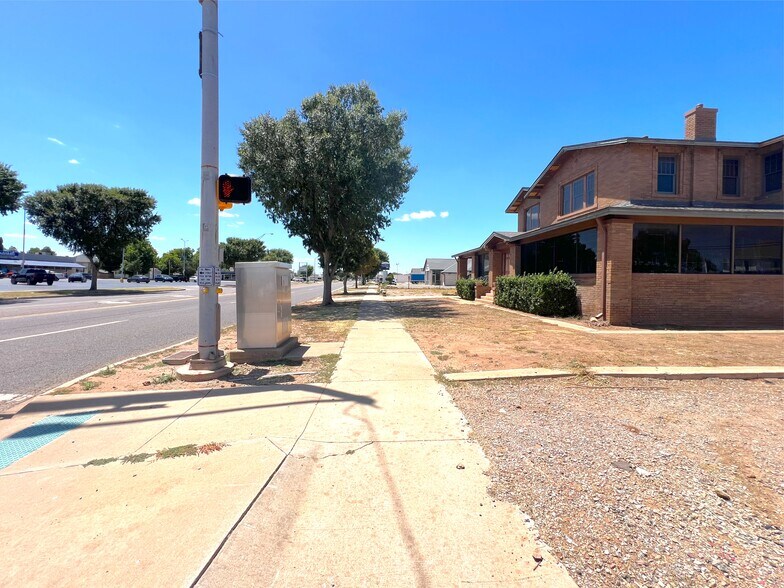 More Photos Of 621 E Broadway St, Altus Office Residential For Sale