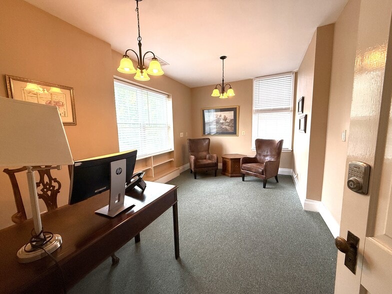 More Photos Of 106 Wellington Pl, Cincinnati Office Residential For Lease