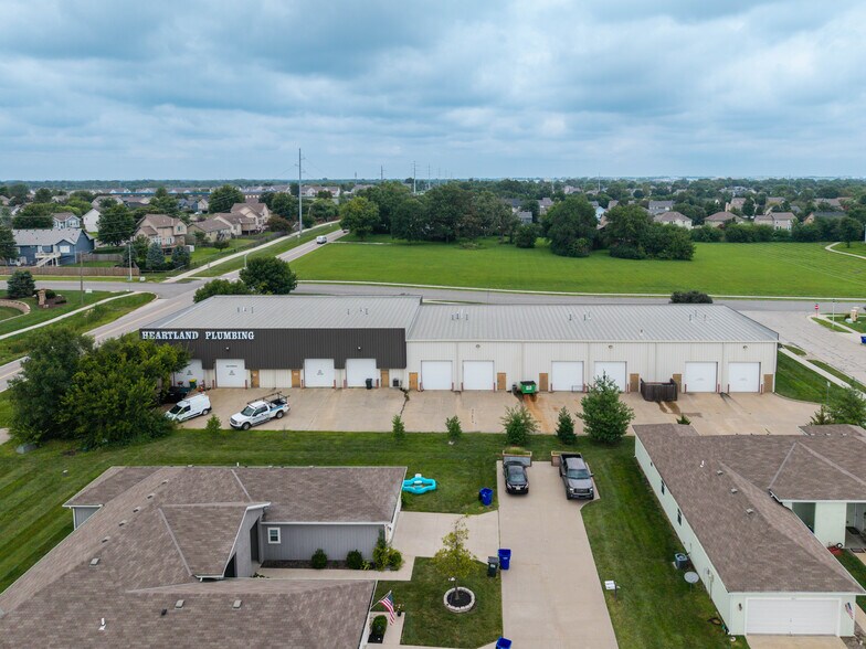 More Photos Of 800 Creekside Dr, Gardner Showroom For Sale