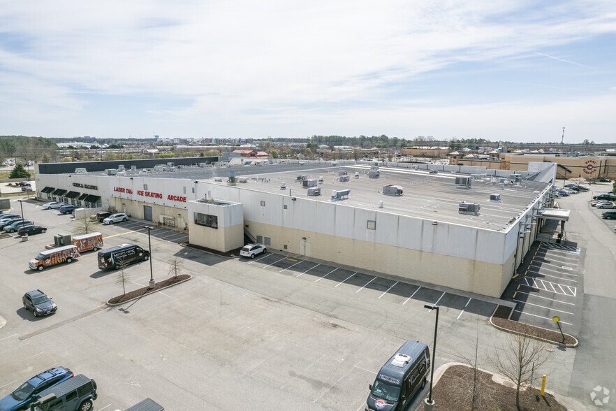 More Photos Of 4350 Pouncey Tract Rd, Glen Allen General Retail For Lease