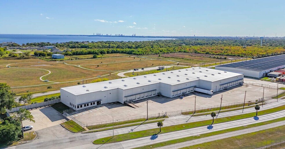 More Photos Of 1300 E Barbours Cut Blvd, La Porte Warehouse For Lease