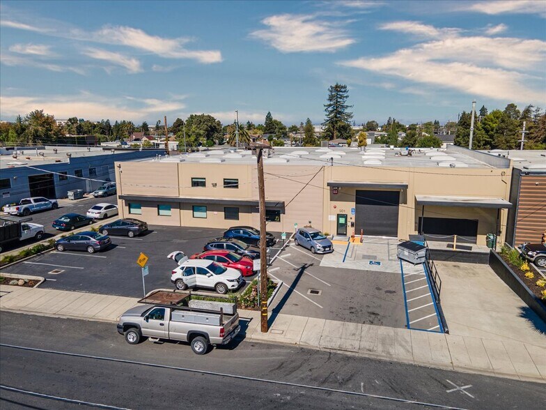 More Photos Of 901 Shasta St, Redwood City Warehouse For Lease