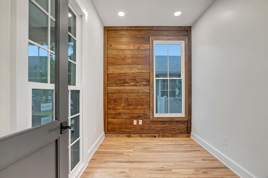 More Photos Of 2111 Cleveland St, Tampa Office For Sale